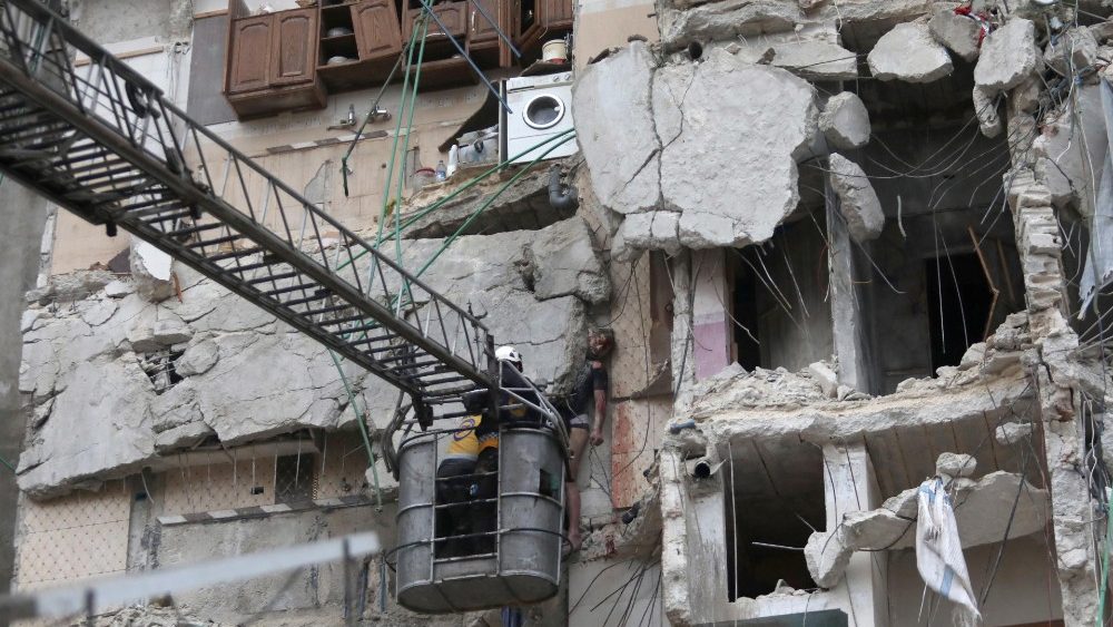 Uma equipe de resgate localiza uma pessoa nos escombros de um prdio aps um terremoto na provncia de Idlib, na Sria, em 06 de fevereiro de 2023. EPA/YAHYA NEMAH