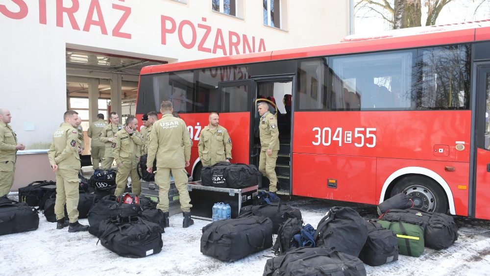 Bombeiros poloneses se preparam para partir para uma opera??o de resgate aps um terremoto na Turquia, na Unidade de Resgate e Combate a Incndio n? 9 em Lodz, Pol?nia, 06 de fevereiro de 2023. . EPA/Marian Zubrzycki
