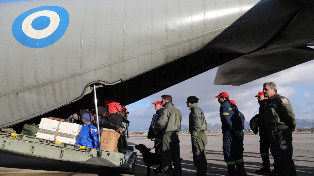 A miss?o de resgate grega para ajudar a Turquia com dois terremotos devastadores parte do aeroporto militar de Elefsina para a base do aeroporto de Incirlik, na Grcia, em 06 de fevereiro de 2023..  EPA/GEORGE VITSARAS