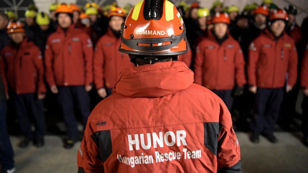 Equipes de resgate s?o vistas antes da partida de 50 membros da equipe de resgate hngara HUNOR para a Turquia atingida pelo terremoto, em Budapeste, Hungria, 06 de fevereiro de 2023. EPA/Tamas Kovacs
