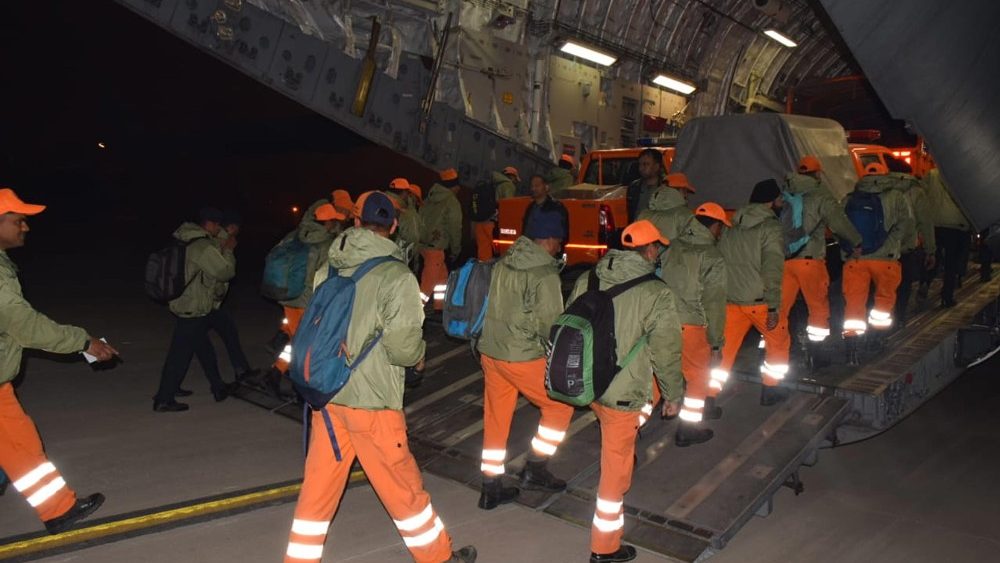 Uma foto disponibilizada pela For?a Nacional de Resposta a Desastres da ?ndia (NDRF) mostra membros da NDRF embarcando em um avi?o para a miss?o de resgate na Turquia, em Nova Delhi, ?ndia, 07 de fevereiro de 2023. Uma equipe da NDRF partiu para a Turquia e segundo o ministro indiano de assuntos externos, pessoal de busca e salvamento, esquadr?es de c?es especialmente treinados, mquinas de perfura??o, material de socorro, remdios e outras utilidades e equipamentos necessrios chegar?o a Adana, na Turquia. EPA/FOR?A NACIONAL DE RESPOSTA A DESASTRES