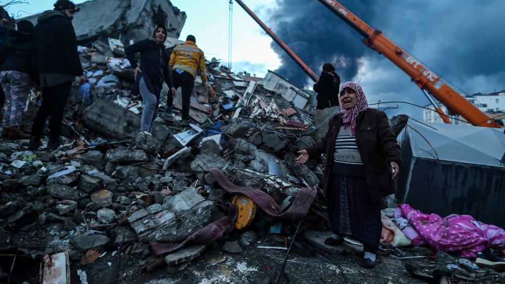 Uma mulher reage enquanto equipes de emergncia realizam uma opera??o de busca e resgate no local de um prdio que desabou aps um terremoto em Iskenderun, distrito de Hatay, Turquia, 07 de fevereiro de 2023. EPA/ERDEM SAHIN