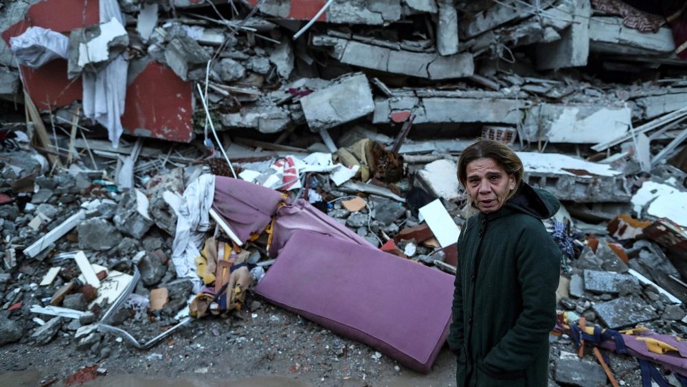 Mulher desolada no local de um prdio desabado aps um terremoto em Iskenderun, distrito de Hatay, Turquia, 07 de fevereiro de 2023. EPA/ERDEM SAHIN