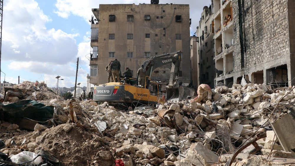 Opera??es de resgate s?o realizadas nos escombros de uma casa que desabou no bairro de Masharqa em Aleppo, , 07 de novembro de 2023. Milhares de pessoas morreram e outras milhares ficaram feridas depois que grandes terremotos atingiram o sul da Turquia e o norte da  em 06 de fevereiro. EPA/STRINGER