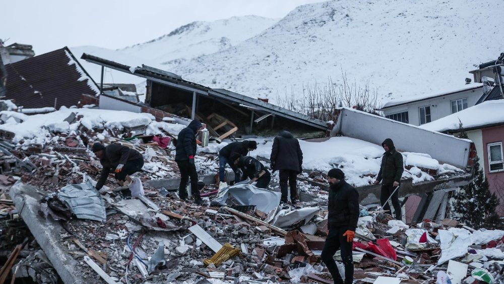 Equipes de emergncia e moradores locais procuram vtimas no local de um prdio que desabou aps um forte terremoto no distrito de Elbistan em Kahramanmaras, sudeste da Turquia, 07 de fevereiro de 2023. EPA/SEDAT SUNA