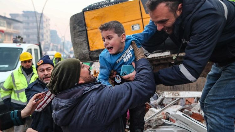 Yigit Cakmak (C), de oito anos, reage após ser resgatado do local de um prédio desabado, cerca de 52 horas após um grande terremoto, em Hatay, Turquia, 08 de fevereiro de 2023. EPA/ERDEM SAHIN