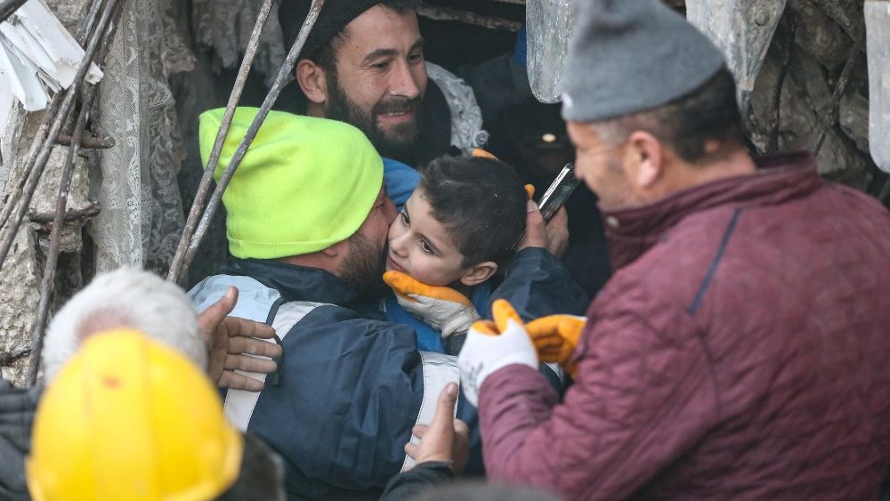 Yigit Cakmak (C), de oito anos,  resgatado dos escombros de um prdio que desabou, cerca de 52 horas aps um grande terremoto, em Hatay, Turquia, 08 de fevereiro de 2023. EPA/ERDEM SAHIN