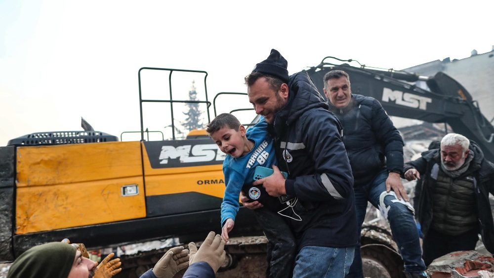 Yigit Cakmak (C), de oito anos, reage ao se reunir com sua famlia aps ser resgatado do local de um prdio que desabou, cerca de 52 horas aps um grande terremoto, em Hatay, Turquia, 08 de fevereiro de 2023.. EPA/ERDEM SAHIN