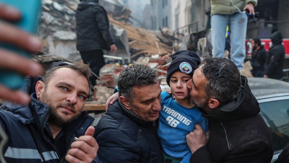 Yigit Cakmak (2-R), de oito anos, aps ser resgatado do local de um prdio desabado, cerca de 52 horas aps um grande terremoto, em Hatay, Turquia, 08 de fevereiro de 2023. EPA/ERDEM SAHIN