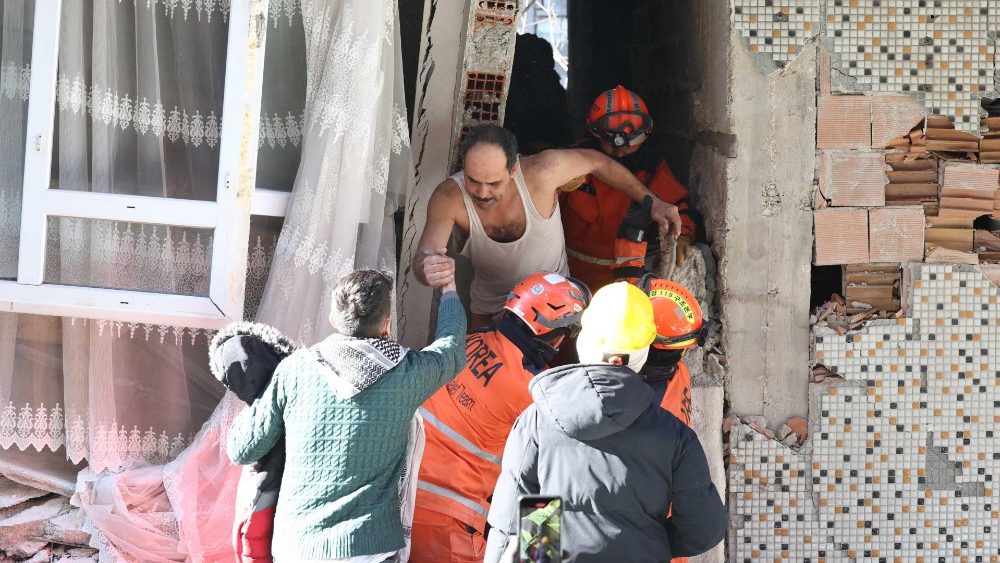 Membros de uma equipe de socorro sul-coreana resgatam um homem em Antakya, provncia de Hatay, Turquia, em 9 de fevereiro de 2023, depois que um terremoto mortal de magnitude 7,8 atingiu a Turquia e a  em 06 de fevereiro. EPA/YONHAP