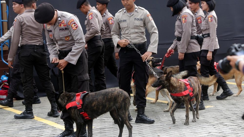 A unidade policial K9 segura seus c?es durante um evento de descarga de miss?o humanitria na sede da polcia em Jacarta, Indonsia, 09 de fevereiro de 2023. O governo indonsio planeja enviar uma equipe mdica e de resgate para a Turquia e a  em um futuro prximo aps o terremoto. EPA/ADI WEDA