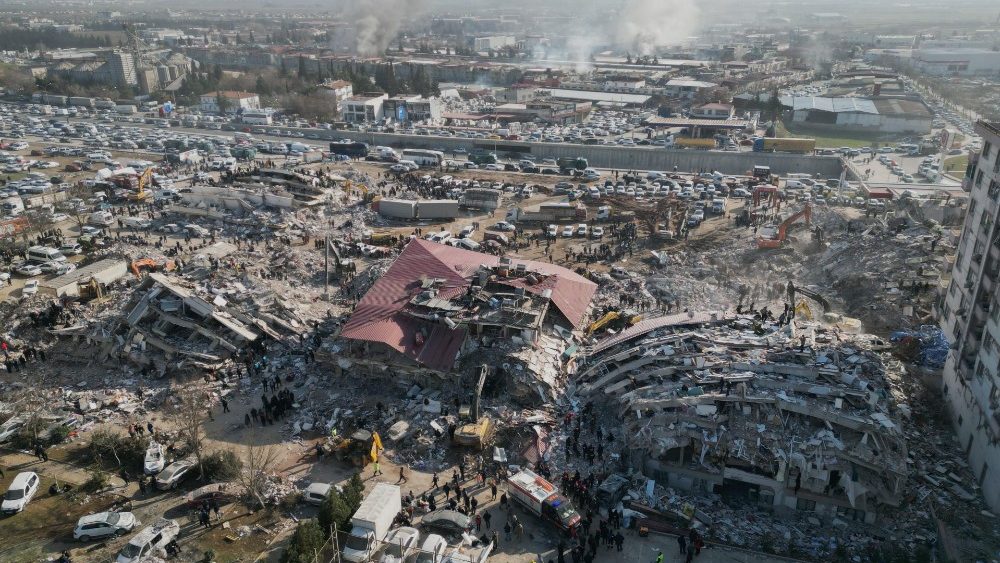 Uma foto tirada com um drone mostra servi?os de emergncia trabalhando entre os escombros de prdios desabados aps um forte terremoto em Kahramanmaras, sudeste da Turquia, 09 de fevereiro de 2023. EPA/ABIR SULTAN