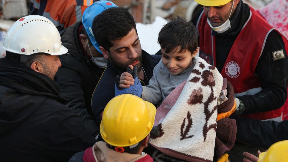 Membros da equipe de busca e resgate carregam um menino e seus pais depois de evacu-los de um prdio que desabou aps um forte terremoto na cidade de Hatay, sudeste da Turquia, 09 de fevereiro de 2023. EPA/STR