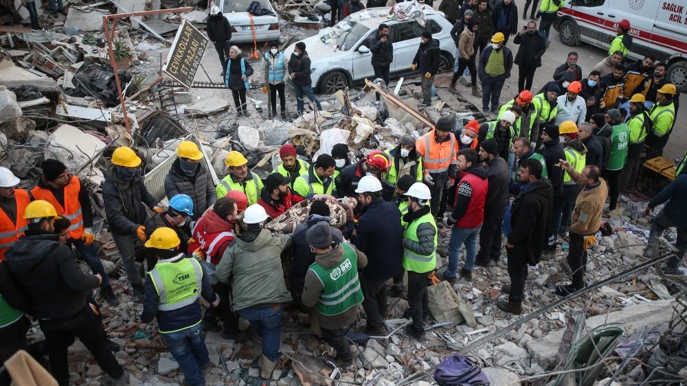 Membros da equipe de busca e resgate carregam uma mulher depois de evacu-la de um prdio que desabou aps um forte terremoto na cidade de Hatay, sudeste da Turquia, 09 de fevereiro de 2023. EPA/STR
