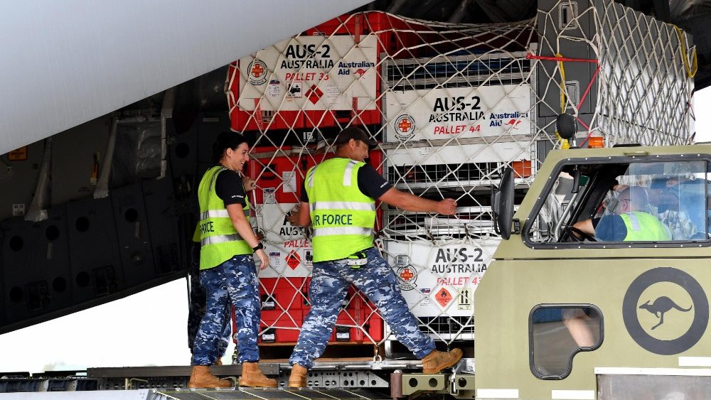 Paletes contendo vrios suprimentos de ajuda s?o carregados em um C-17A Globemaster III pelo pessoal da Royal Australian Air Force, enquanto os voluntrios Fire and Rescue NSW e Australian Aid se preparam para a implanta??o na zona do terremoto na Turquia, na Base RAAF Richmond, em Sydney, Austrlia , 10 de fevereiro de 2023. EPA/BIANCA DE MARCHI 