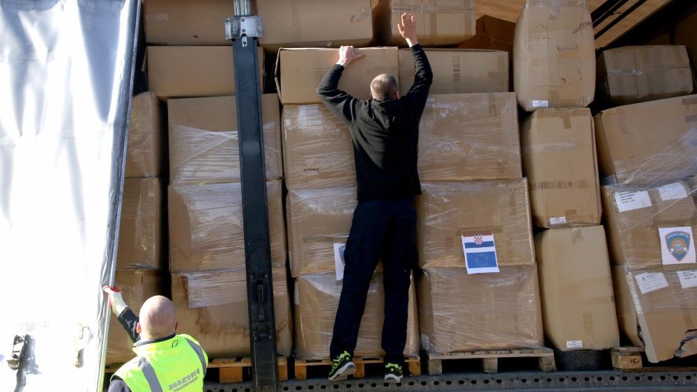 Voluntrios croatas carregam um caminh?o com ajuda humanitria com destino  Turquia, na cidade de Jastrebarsko, perto de Zagreb, Crocia, 10 de fevereiro de 2023. EPA/ANTONIO BAT
