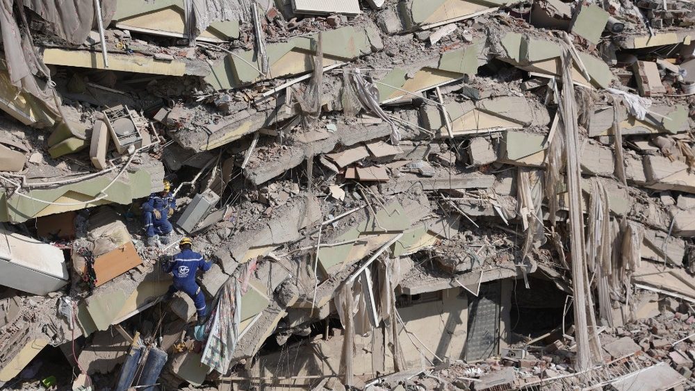 Continuam as opera??es de socorro na Turquia aps o forte terremoto (Ansa)