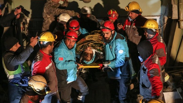 Terremoto en ճܰܨ y Siria, an se extraen personas con vida bajo los escombros