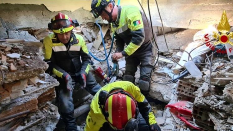 Bomberos y voluntarios siguen trabajando entre los escoimbros en ճܰܨ