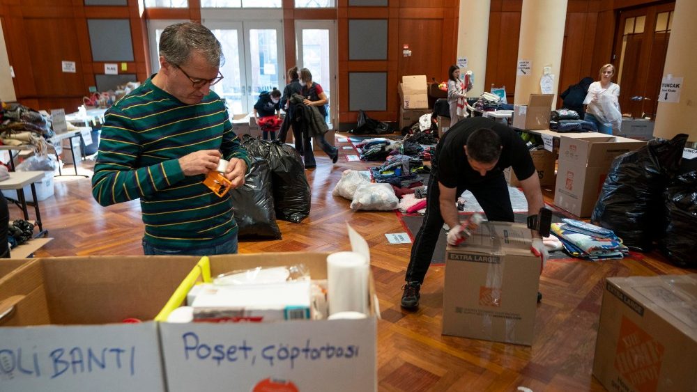 Voluntrios separam, dobram e embalam doa??es para pessoas afetadas pelo terremoto na Turquia, na Embaixada da Turquia em Washington, DC, EUA, 13 de fevereiro de 2023. EPA/SHAWN THEWC