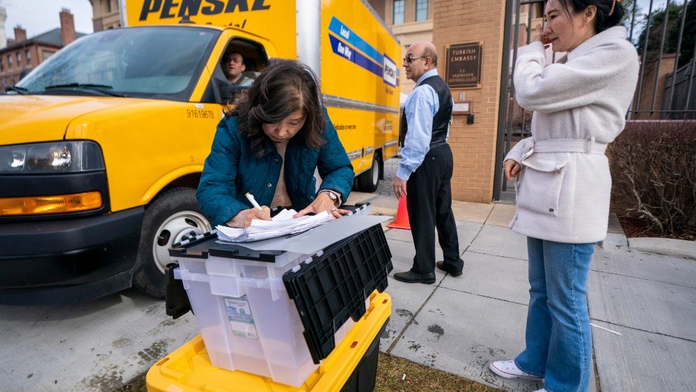 Uma mulher assina um recibo aps deixar doa??es para as pessoas afetadas pelo terremoto na Turquia, na Embaixada da Turquia em Washington, DC, EUA, 13 de fevereiro de 2023. EPA/SHAWN THEW