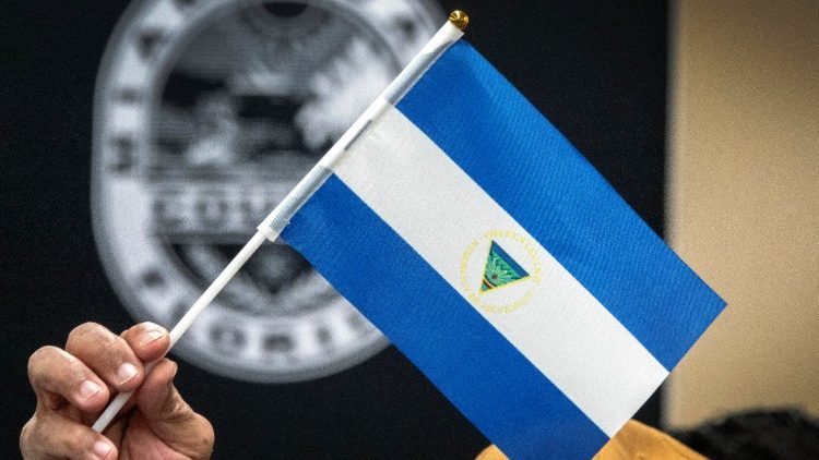O ex-prisioneiro nicaraguense Victor Manuel Sosa Herrera segura uma bandeira invertida da ܲ durante uma coletiva de imprensa no Centro Governamental Stephen P. Clark em Miami, Flrida