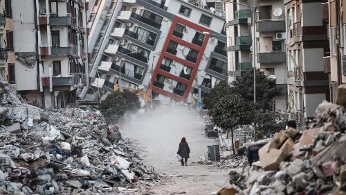 Krajewski e as novas ajudas do Papa à Turquia: ajudar hoje, não amanhã!