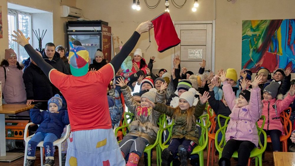 O clown italiano Marco Rodari se apresenta para crian?as na vila de Korobochkino, rea de Kharkiv, Ucr?nia, 20 de fevereiro de 2023 em meio  invas?o da Rssia. Marco Rodari  parente de Gianni Rodari, autor dos famosos contos infantis As Aventuras de Cipollino e outros, e visita Kharkiv pela terceira vez desde o incio da invas?o russa. EPA/SERGEY KOZLOV