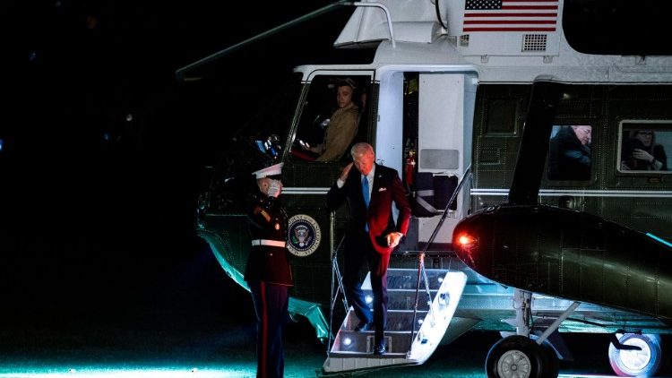 Il rientro del presidente americano Biden negli Usa dopo la visita a Kyiv e Varsavia a un anno dal conflitto