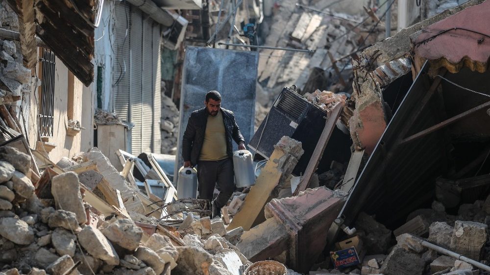Um homem caminha entre os escombros de edifcios desmoronados aps fortes terremotos em Hatay, Turquia, 23 de fevereiro de 2023. EPA/ERDEM SAHIN