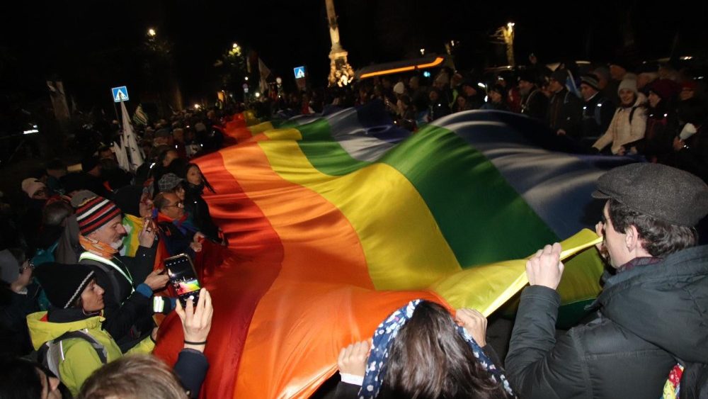 la bandiera della Pace portata da alcuni partecipanti