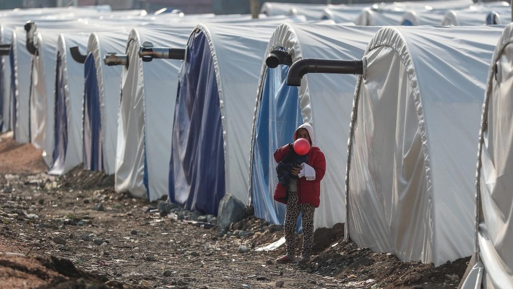 Uma crian?a brinca em um acampamento improvisado aps um forte terremoto em Hatay, Turquia, 24 de fevereiro de 2023. EPA/ERDEM SAHIN