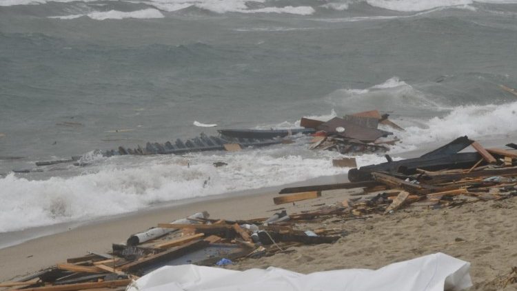 I resti sulla spiaggia di Steccato di Cutro