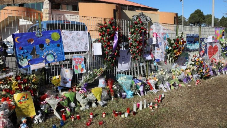 Fiori, peluche, cartelloni al Palamilone di Crotone