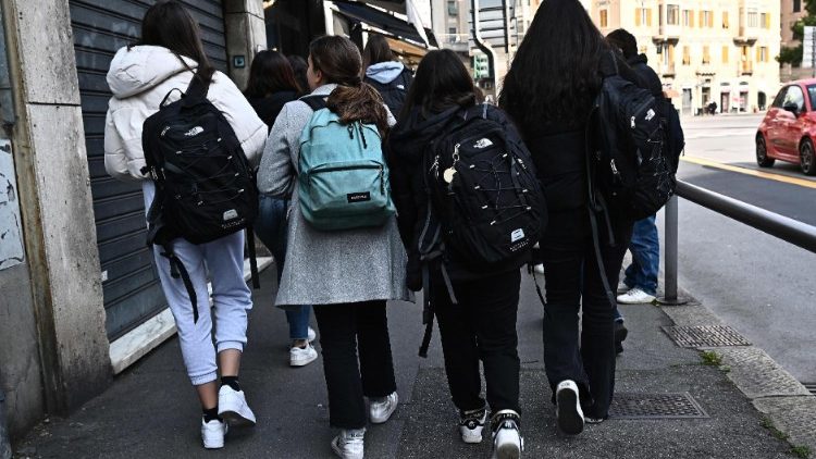 La conoscenza sui banchi di scuola  fondamentale per favorire un futuro di pace (Ansa)