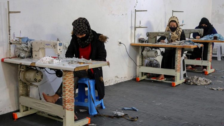 Dziewczynki uczące się szycia, aby móc zarobić na życie, zwłaszcza od kiedy zamknięto dla nich możliwość zdobycia wyższego wykształcenia, Kabul, 9 marca 2023