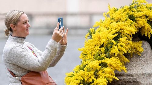 Il Papa: le donne costruiscono una società più umana con il loro sguardo e cuore