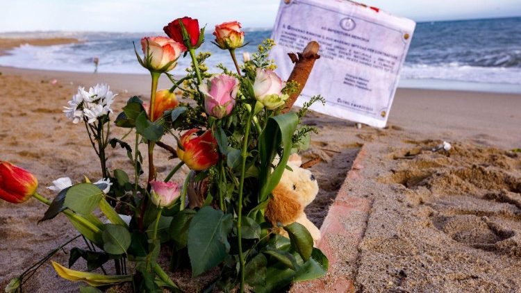 Fiori e biglietti sulla spiaggia di Steccato di Cutro, in Calabria