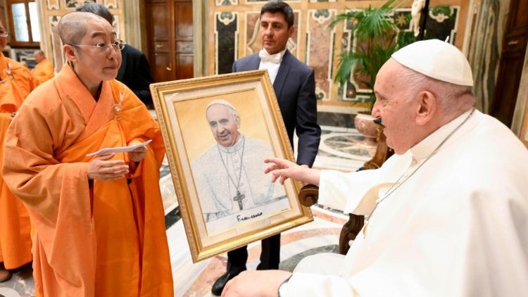 Papst Franziskus bei der Audienz fr die Buddhisten-M?nche aus Taiwan