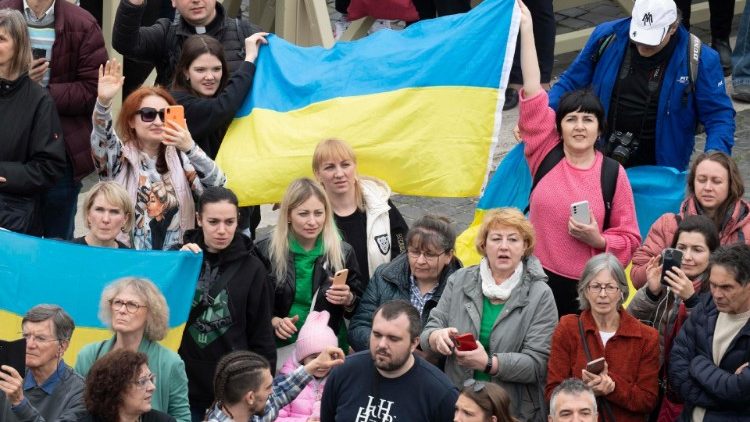 Pilegrzymi z flagami Ukrainy na Placu św. Piotra, 19 marca 2023