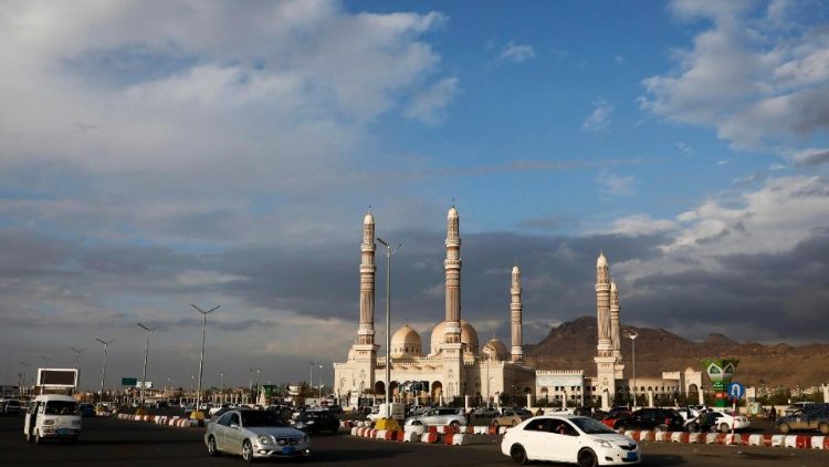 Veculos passam pela mesquita Al-Shaab em uma pra?a em Sanaa, capital do Imen, 19 de mar?o de 2023 (Ansa)