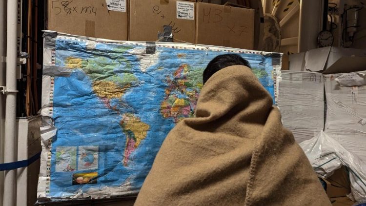 Un migrante a bordo della nave Geo Barents diretta a Brindisi