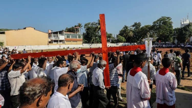 A prociss?o da Sexta-feira Santa num subrbio de Colombo, Sri Lanka