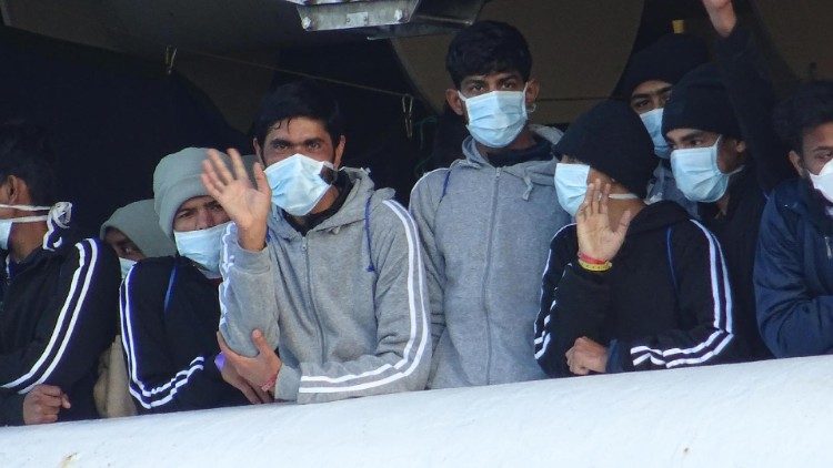 Alcune persone migranti giunte a Brindisi lo scorso 7 aprile (Ansa/Max Frigione)
