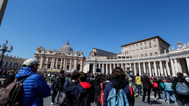 Como es tradicin, el Papa rez el Regina Caeli frente a miles de fieles y peregrinos en la Plaza de San Pedro en el lunes de la Octava de Pascua.