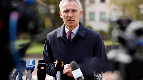Stoltenberg: sì a nuovi aiuti militari per lUcraina