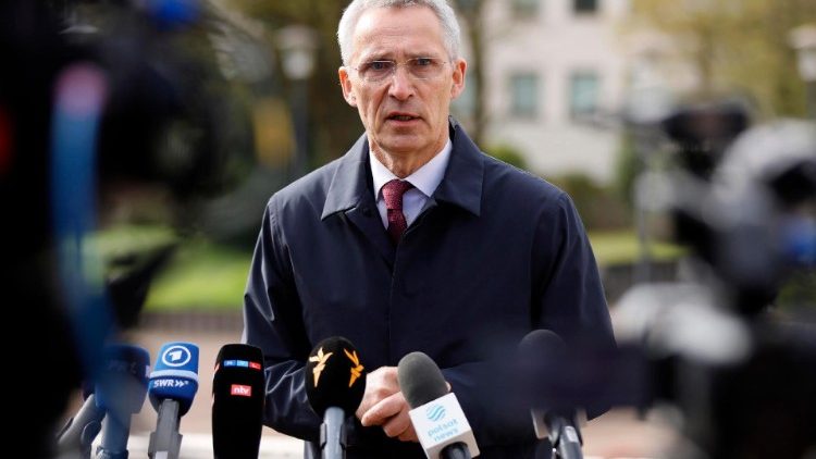 Il segretario generale della Nato Stoltenberg durante un incontro con la stampa a Ramstein