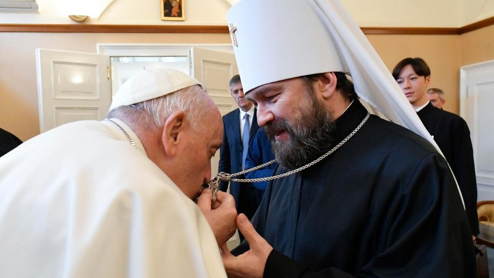 Papa Francisco beija a cruz peitoral do metropolita Hilarion
