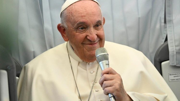 Papa,alieleza waandishi wa habari wakati wa kurudi Roma kutoka Hungaria kuwa,Vatican inafanya mchakato wa utume wa amani. 