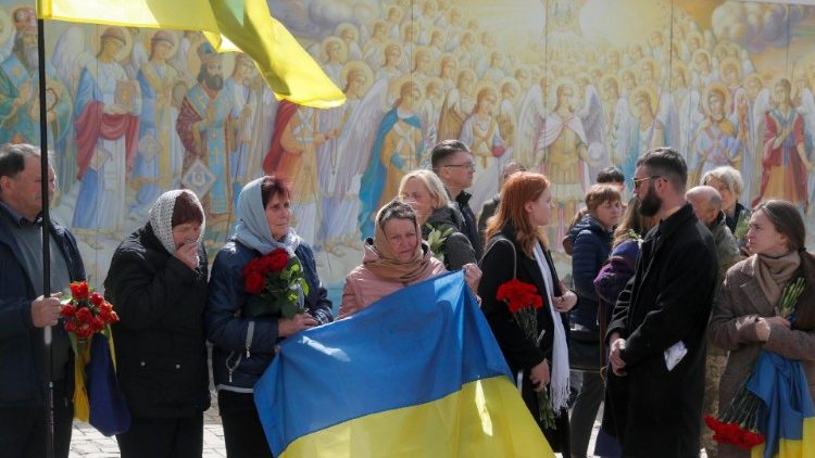 Parentes, amigos e camaradas do falecido soldado ucraniano Danylo Denysevych comparecem ao seu funeral na Catedral de St. Mykhailivsky em Kiev (Kiev), Ucrânia, em 09 de maio de 2023, em meio à invasão russa. Denysevych, um aspirante a cineasta de 21 anos, codinome 'Dozor', morreu em combate durante a batalha em andamento por Bakhmut no leste da Ucrânia. EPA/SERGEY DOLZHENKO